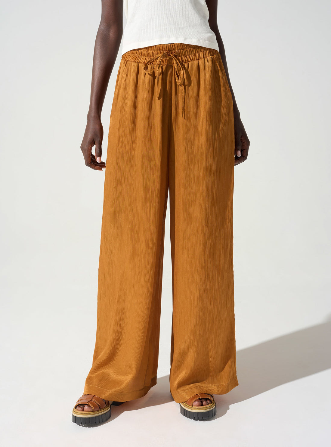 Weite und fließende Hose