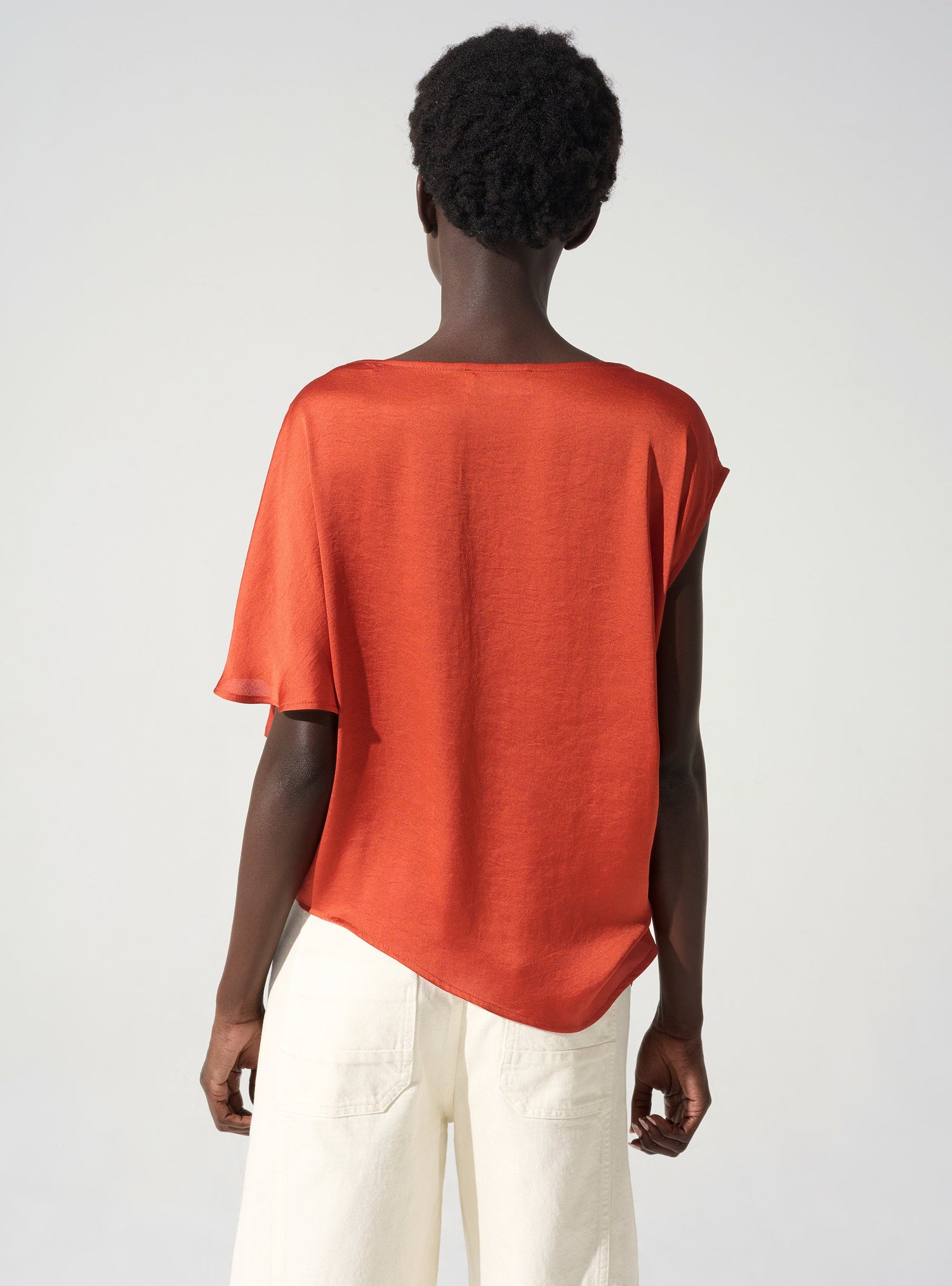 Asymmetrische Bluse mit U-Boot-Ausschnitt