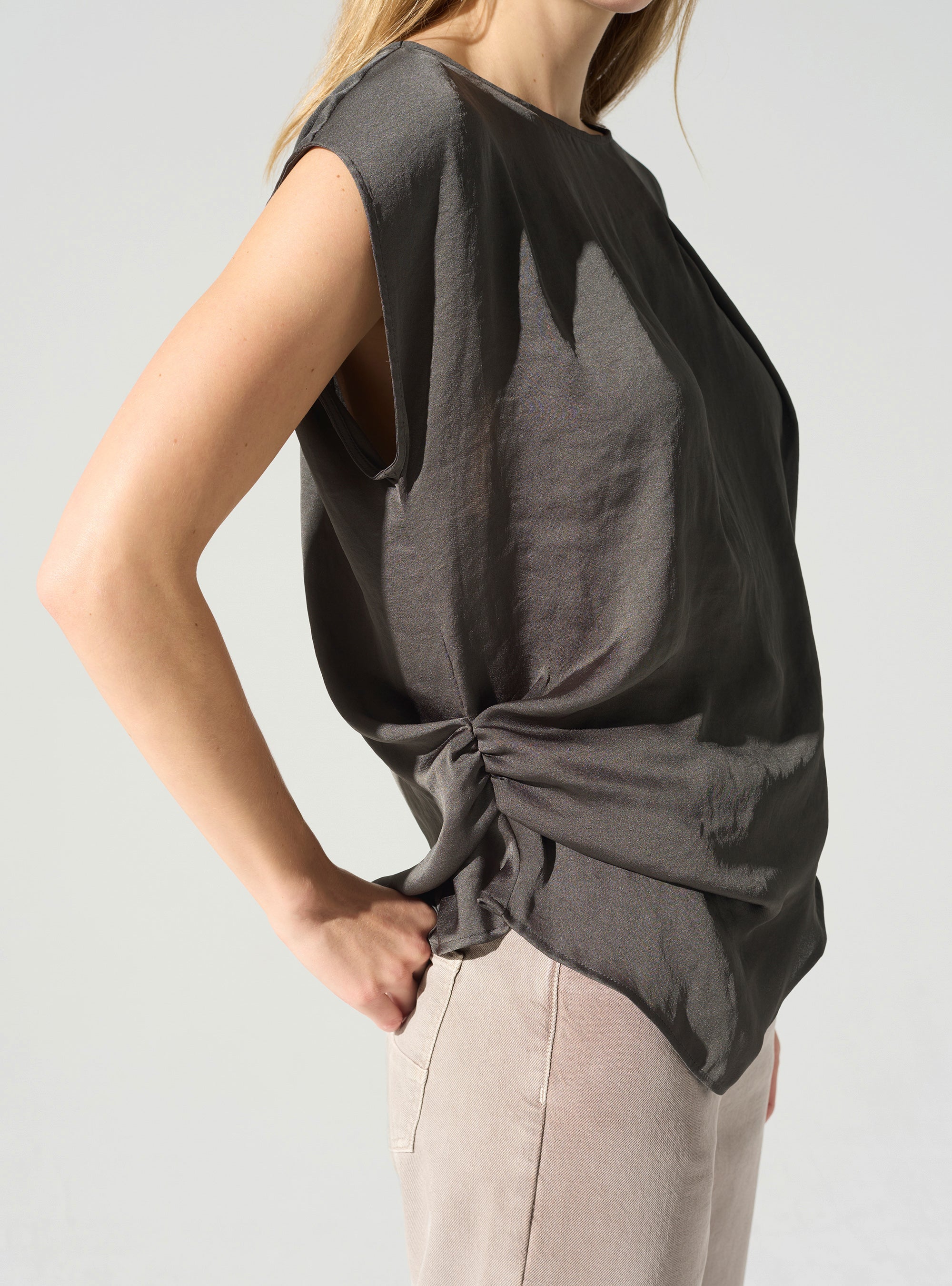 Asymmetrische Bluse mit U-Boot-Ausschnitt