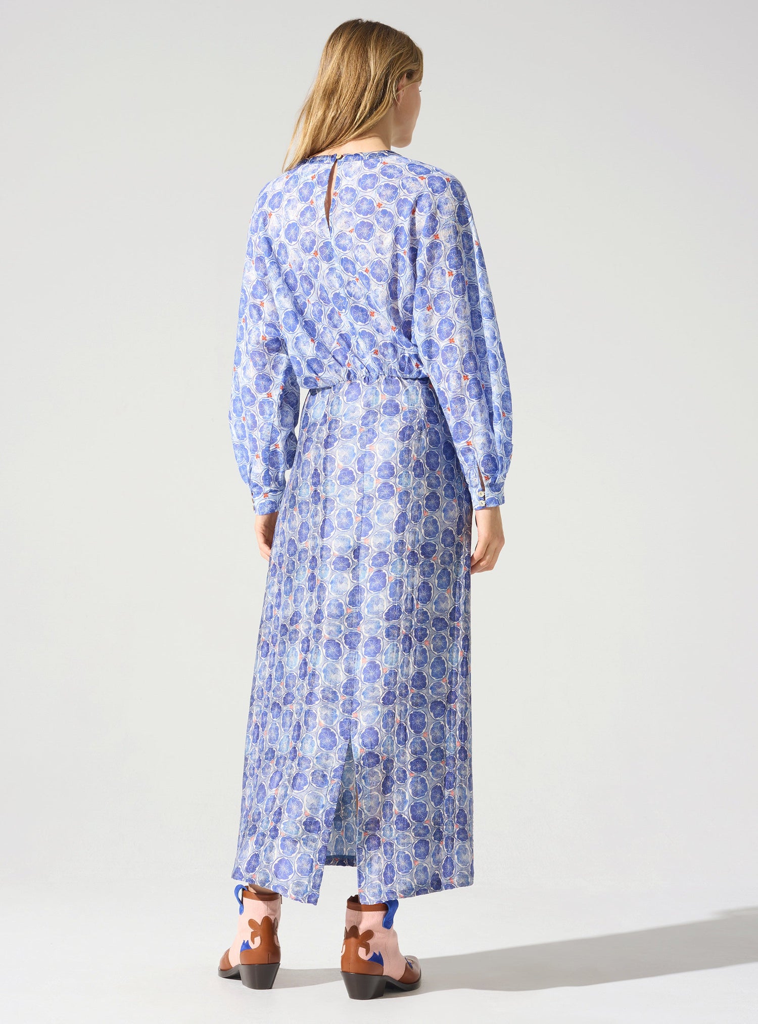 Langes fließendes Kleid