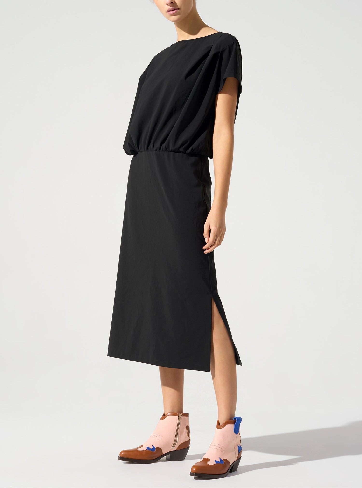 Kurzärmliges Kleid bis zur Wadenmitte