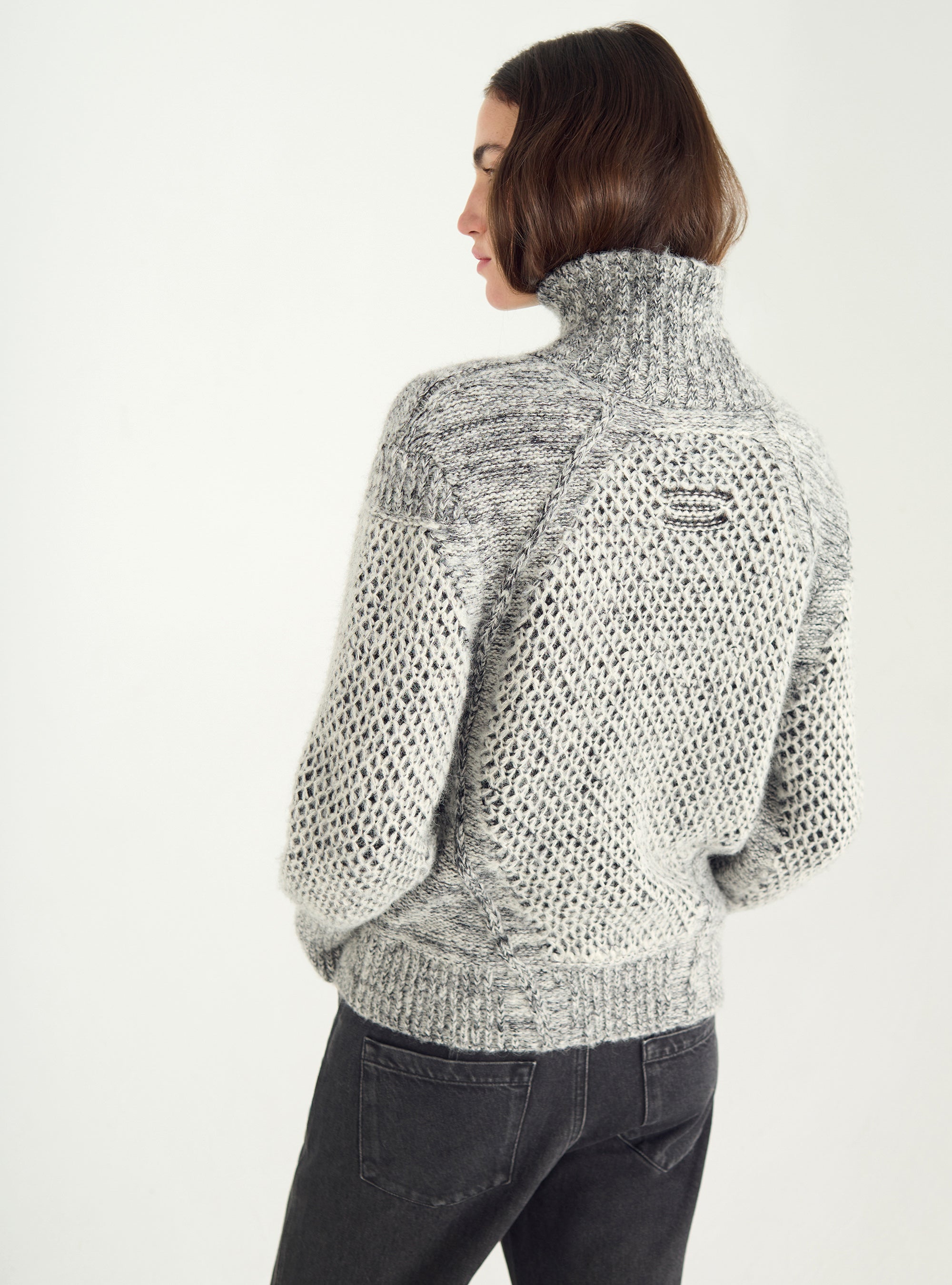 Zweifarbiger Pullover mit Hammelkeulenärmeln