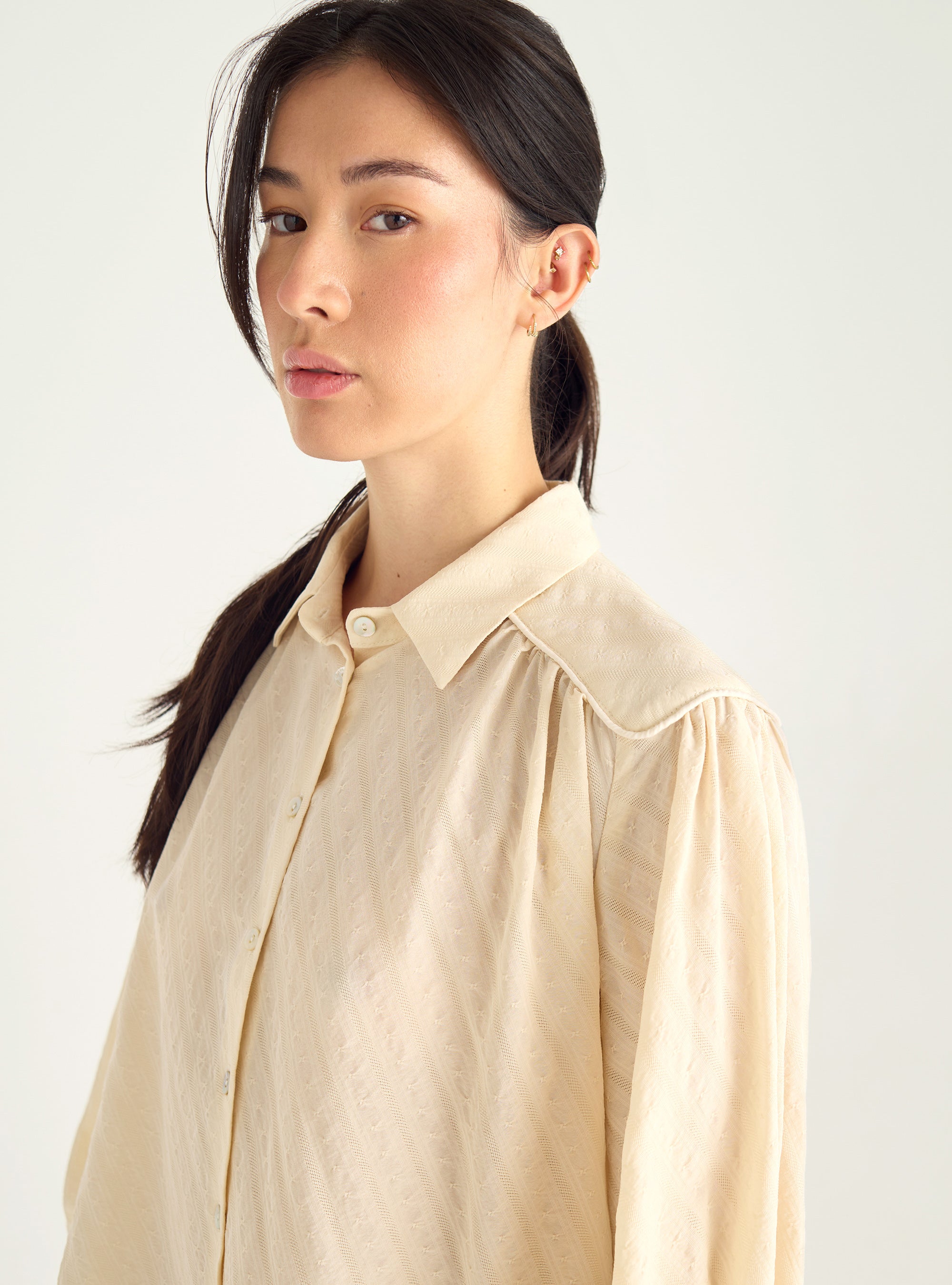 Chemise en coton jacquard et col V