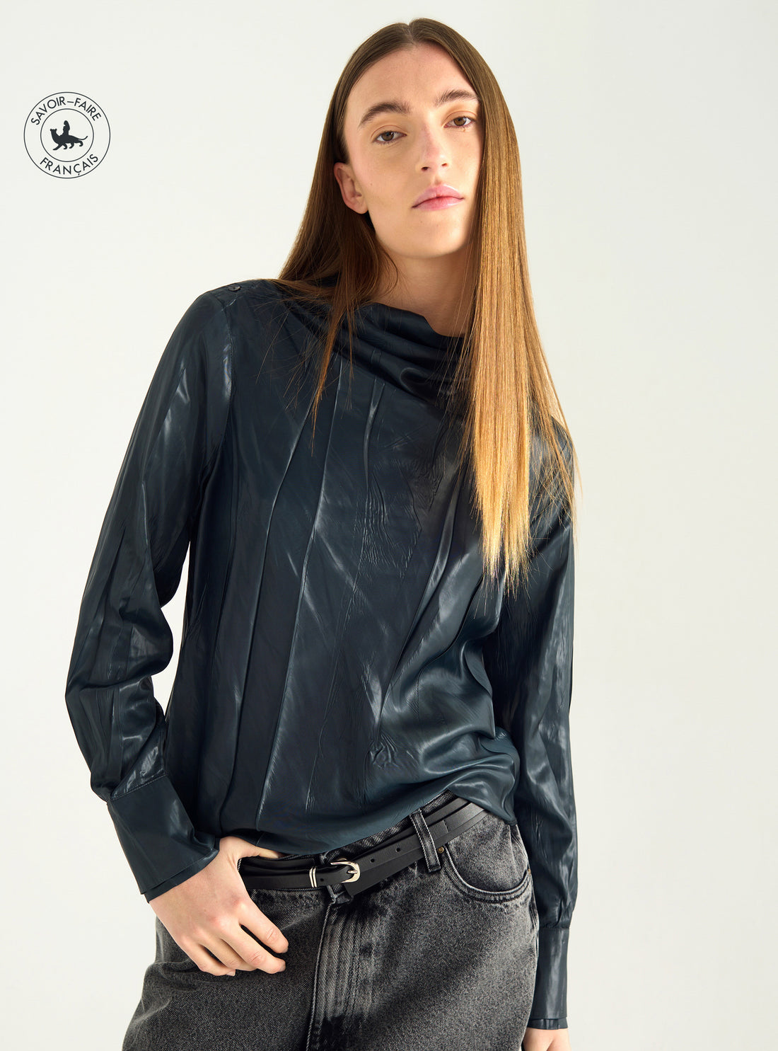 Blouse satinée à col montant