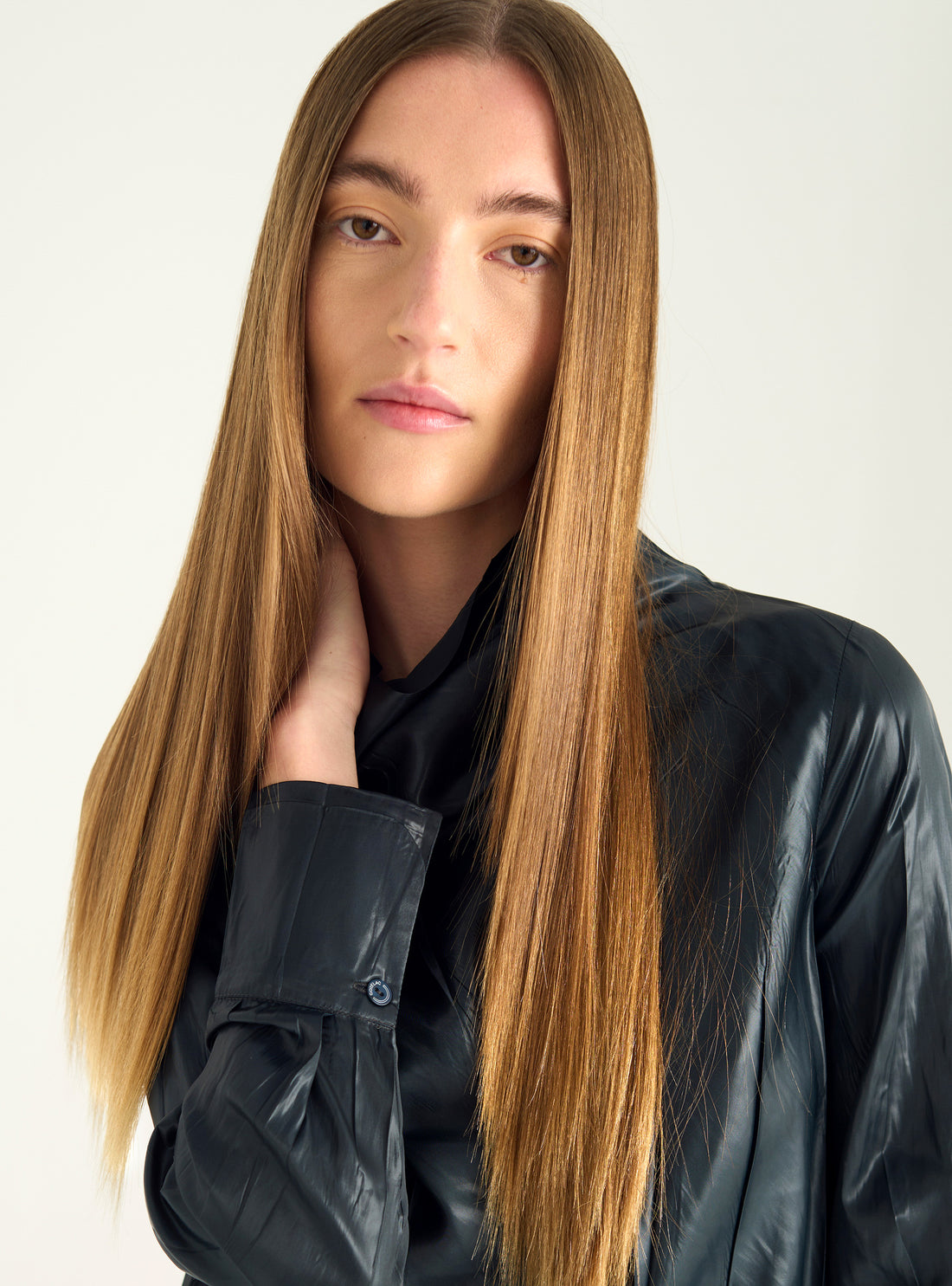 Blouse satinée à col montant