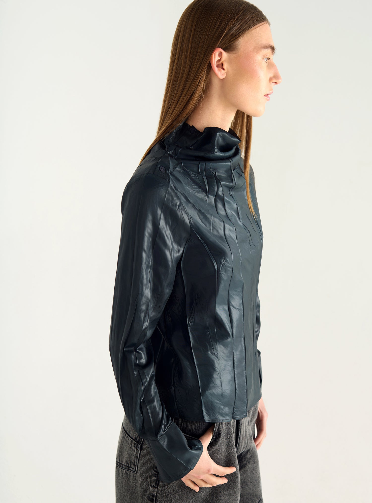 Blouse satinée à col montant