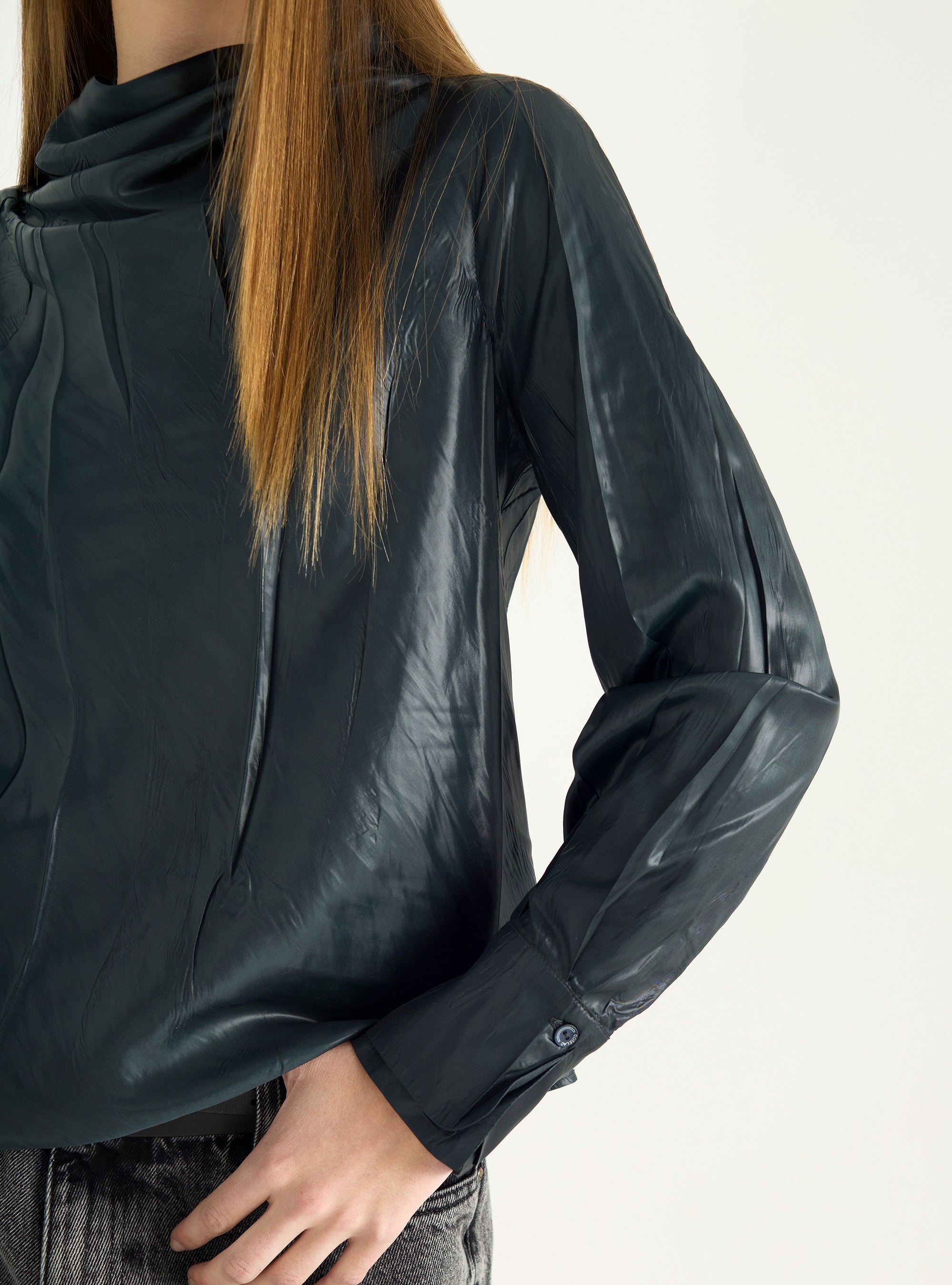 Blouse satinée à col montant