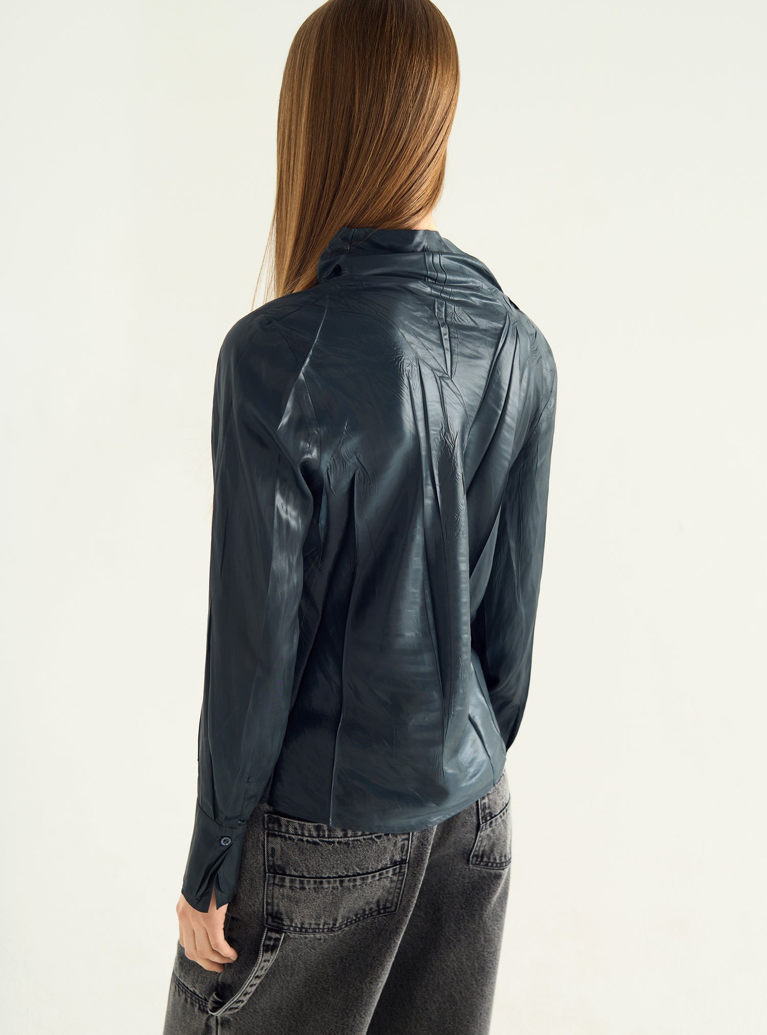 Blouse satinée à col montant