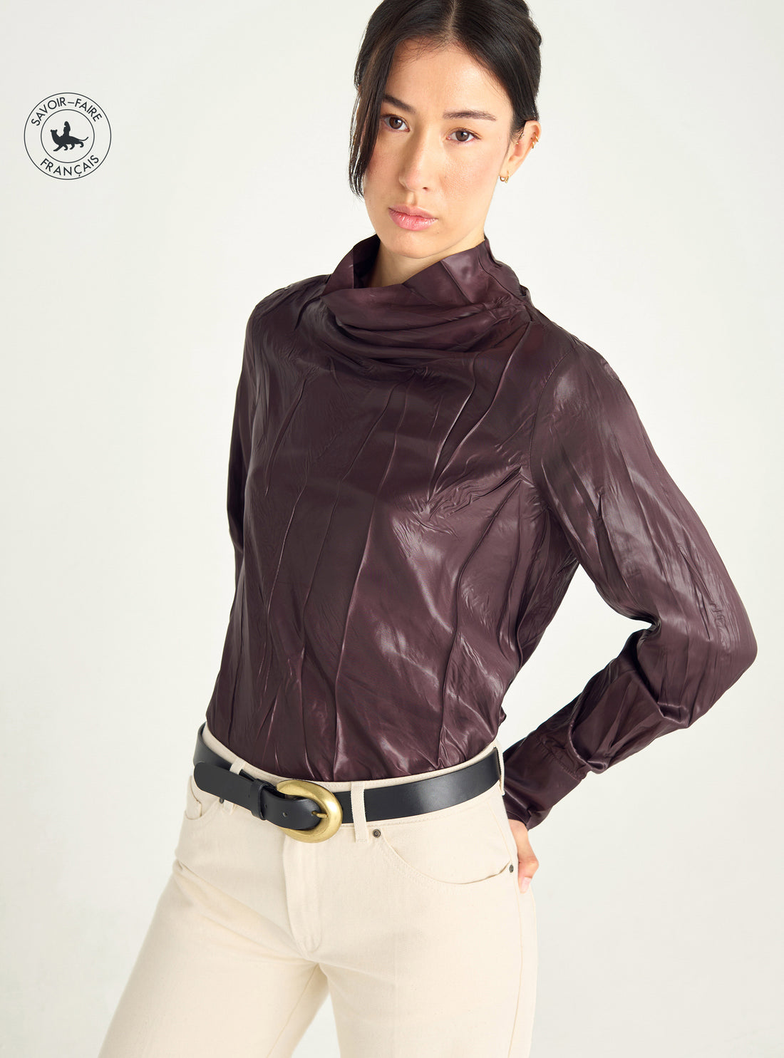 Blouse satinée à col montant
