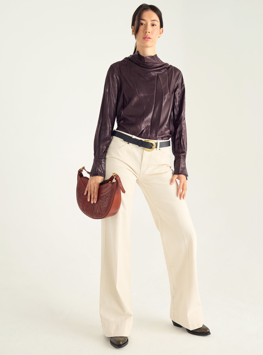 Blouse satinée à col montant