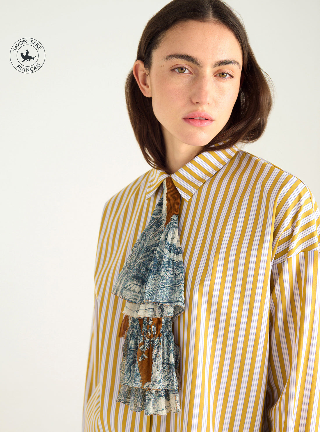 Krawatte im Jabot-Stil mit „Heart Strings“-Aufdruck