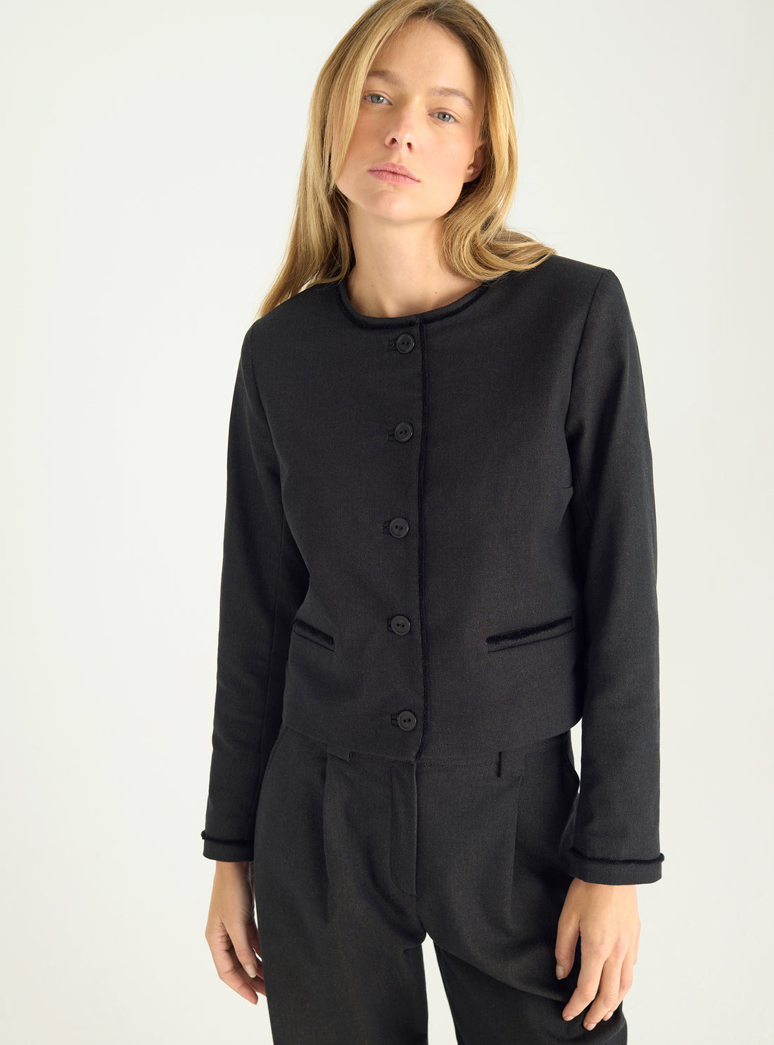 Kurze Jacke im Tailoring-Stil