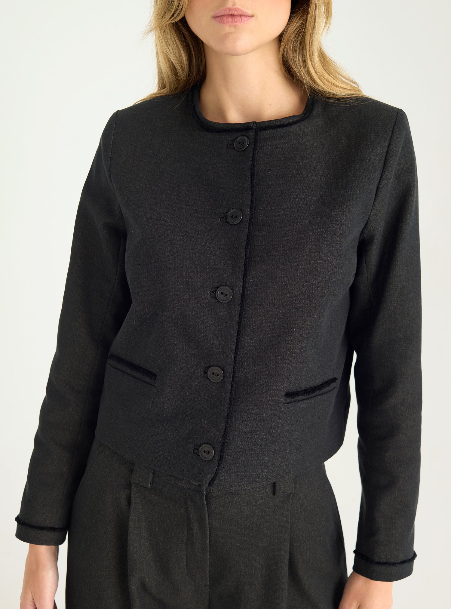 Kurze Jacke im Tailoring-Stil