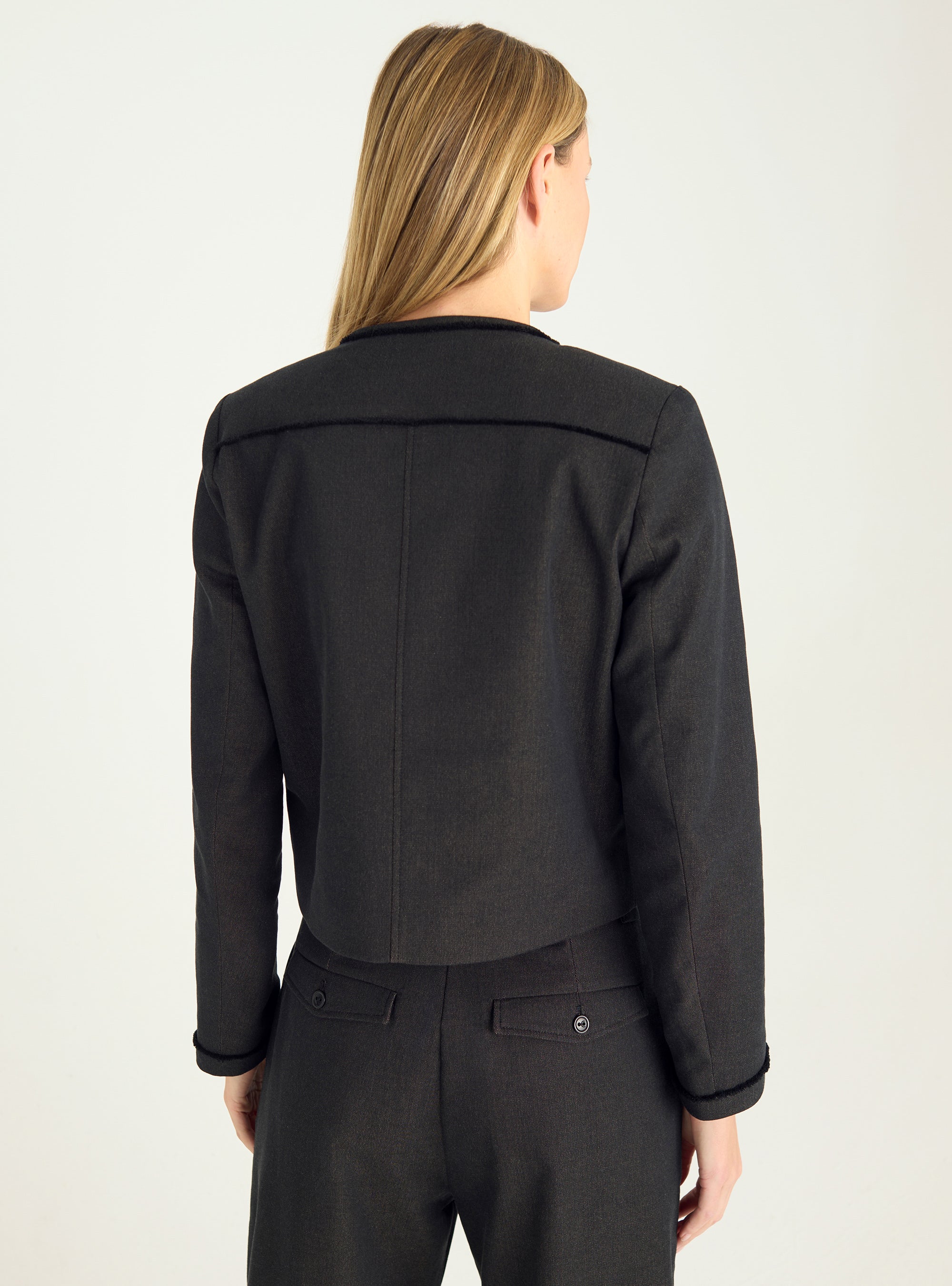 Kurze Jacke im Tailoring-Stil
