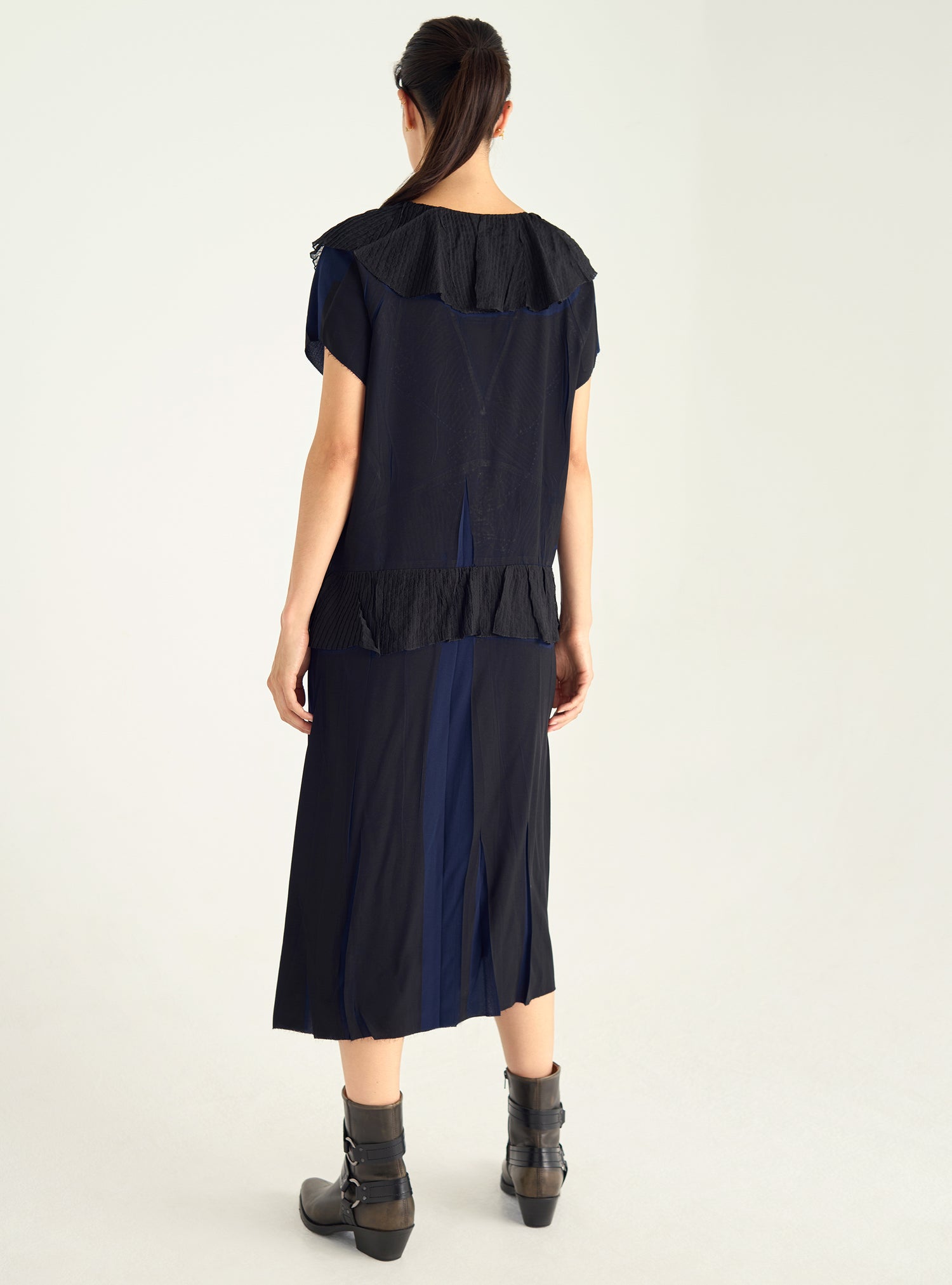 Robe à volants plissés et matière fluide