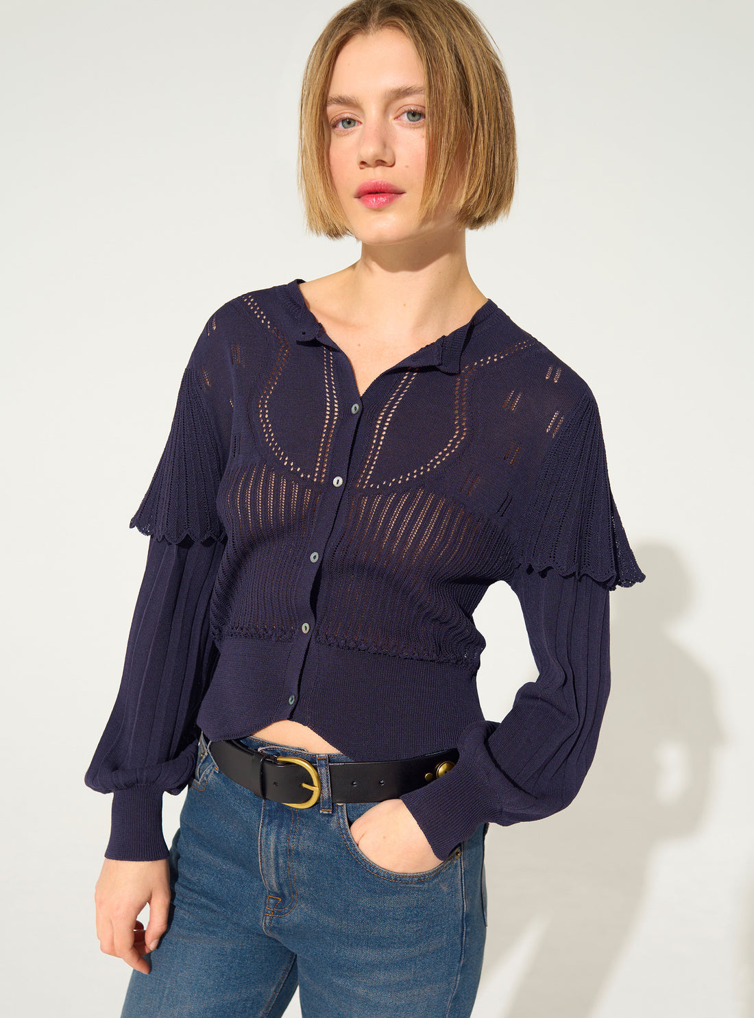 Lila Faltenstrickjacke