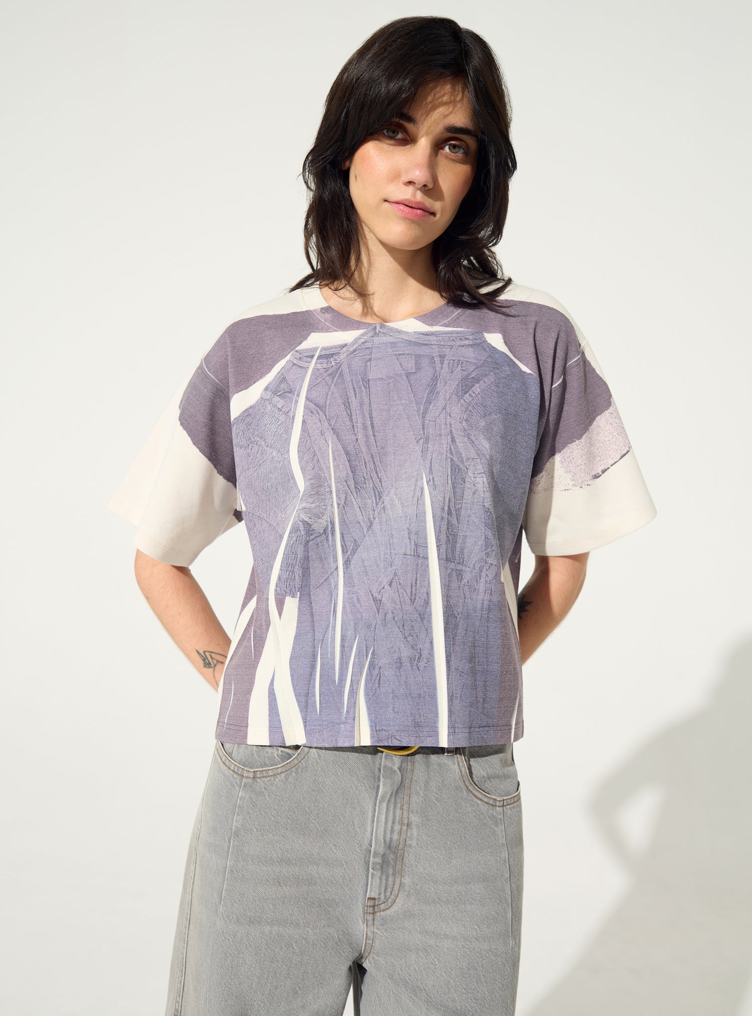 Blaues, sublimiertes, tailliertes T-Shirt