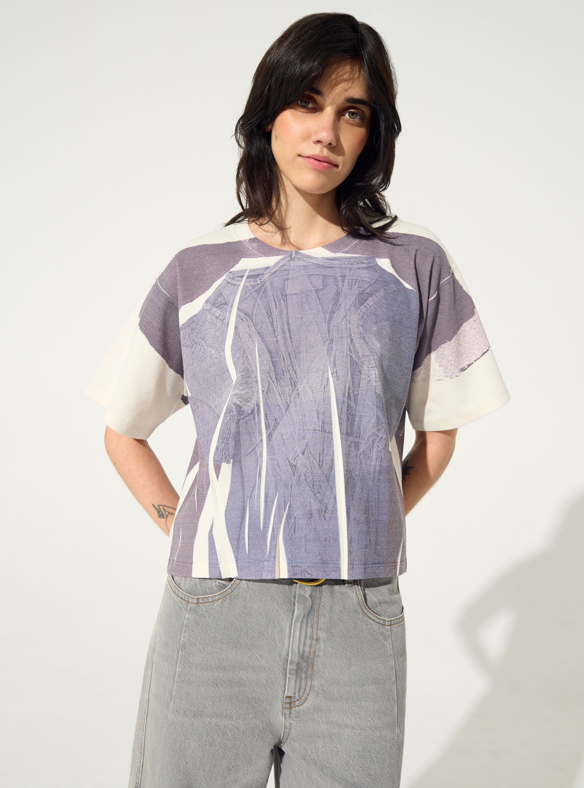 Blaues, sublimiertes, tailliertes T-Shirt