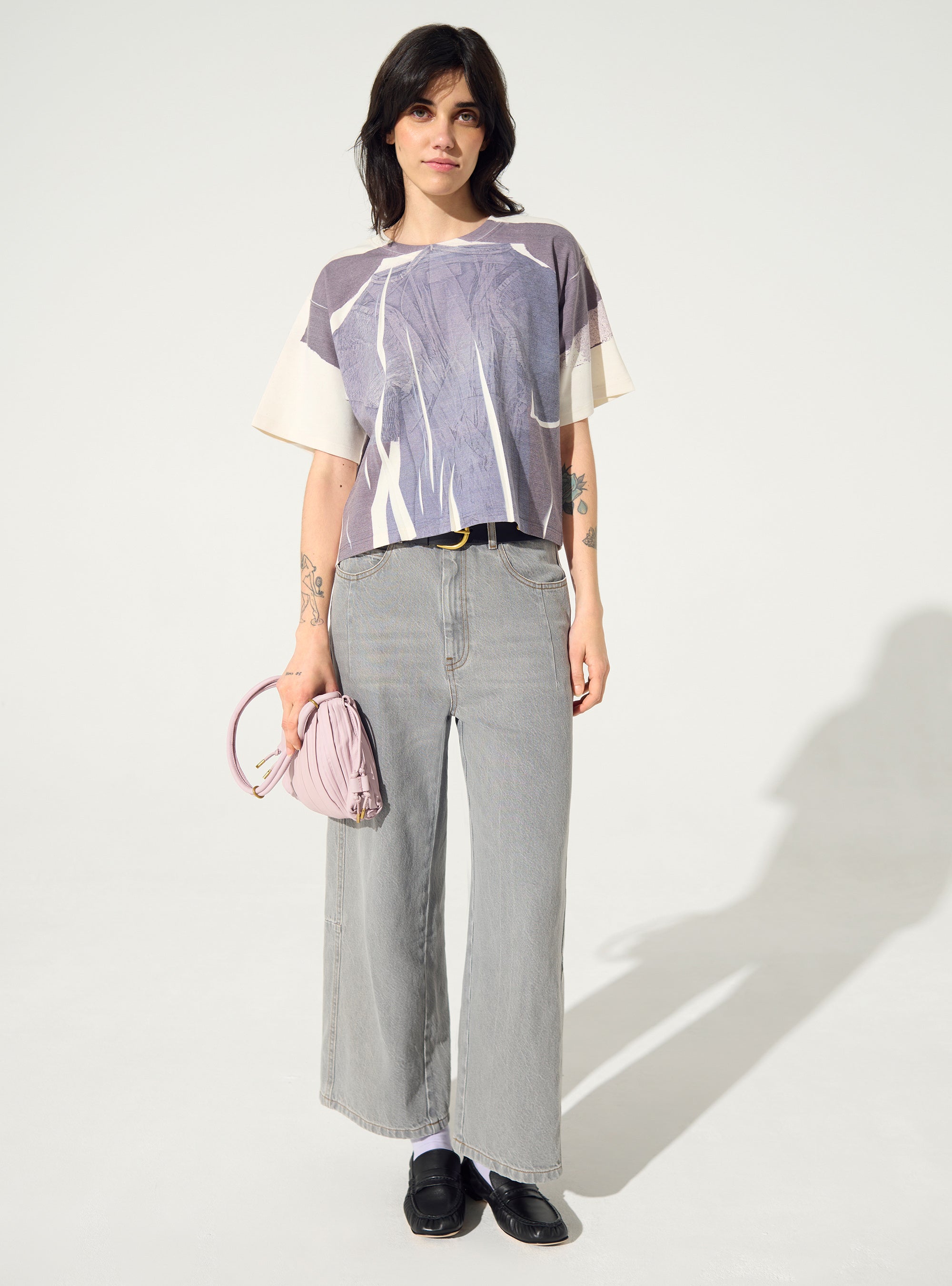 Blaues, sublimiertes, tailliertes T-Shirt