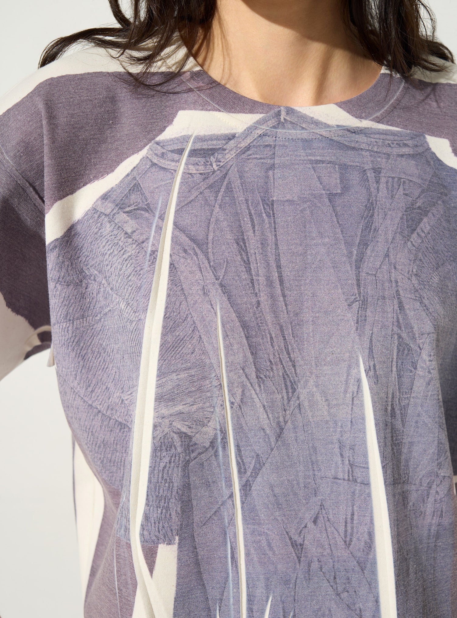 Blaues, sublimiertes, tailliertes T-Shirt