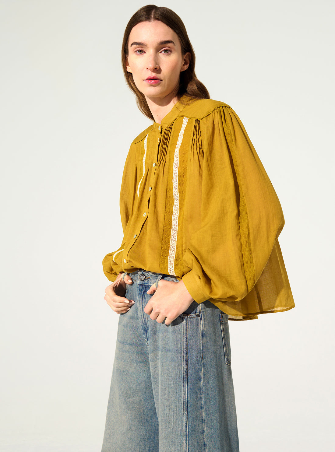 Oversized pleated shirt and ochre yellow Calais-Caudry® lace