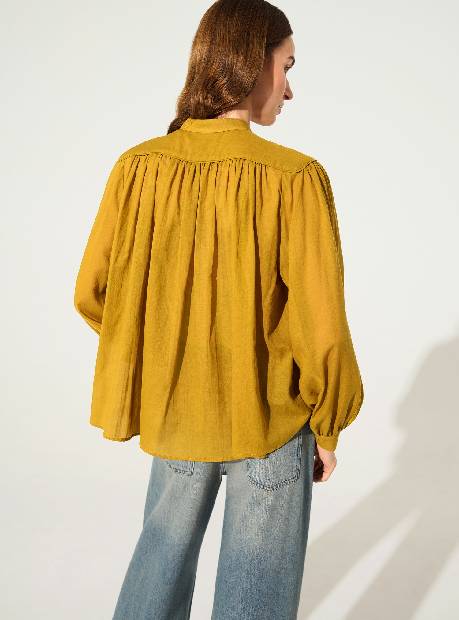 Oversized pleated shirt and ochre yellow Calais-Caudry® lace