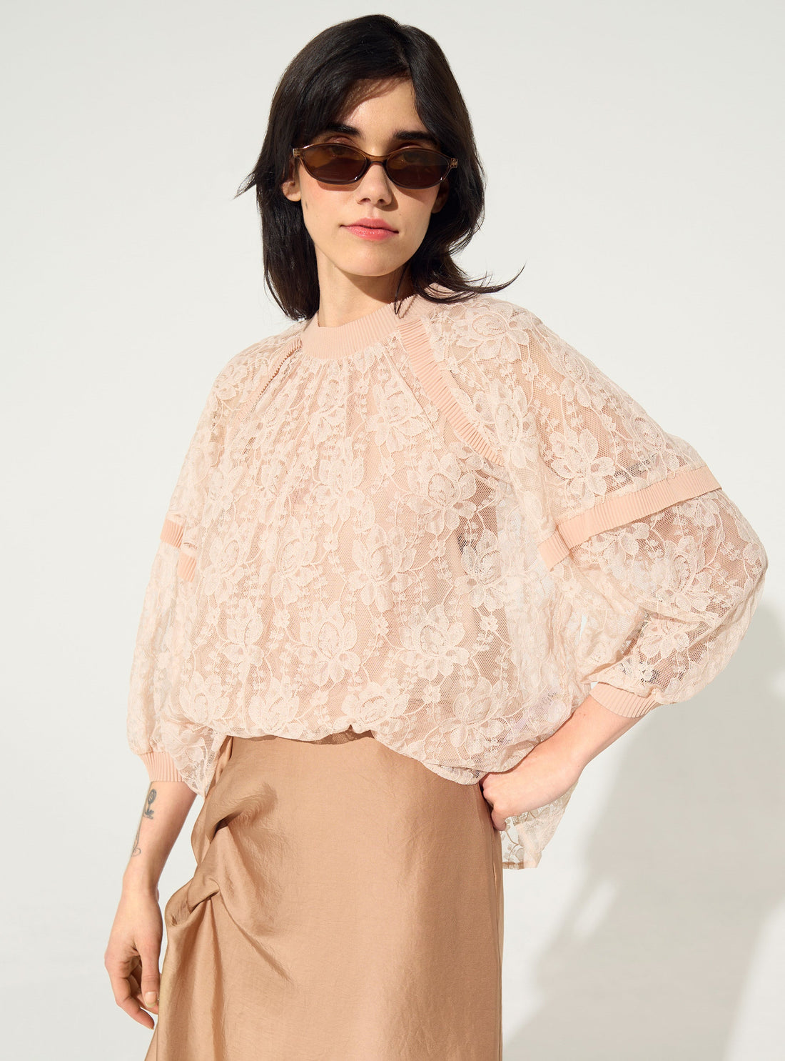 Blouse en dentelle ample plissée rose
