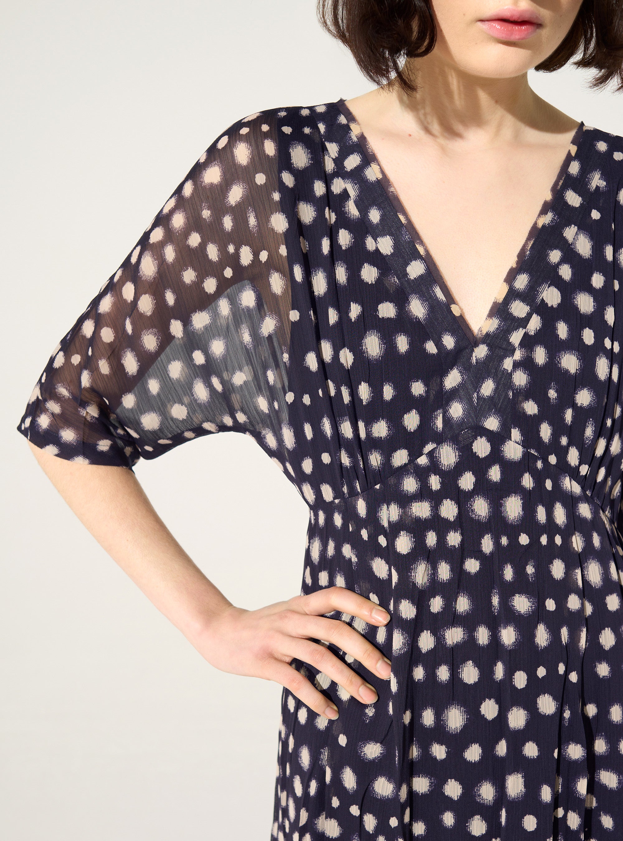 Robe ajustée plissée imprimé maison violette