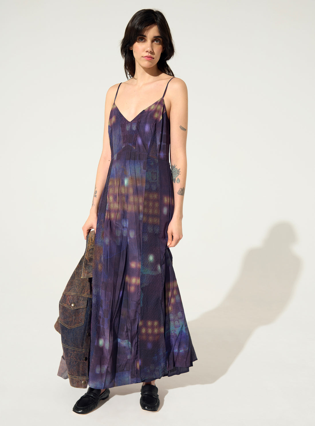 Robe ajustée plissée imprimé maison violette