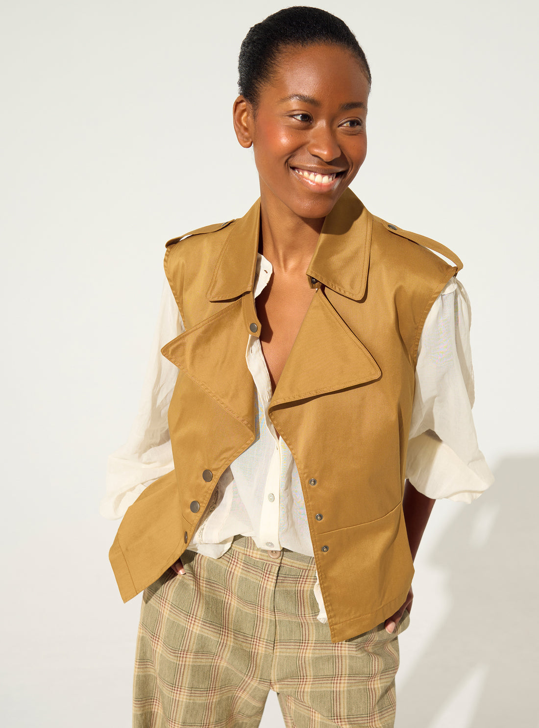 Fitted pleated brown cotton shirt