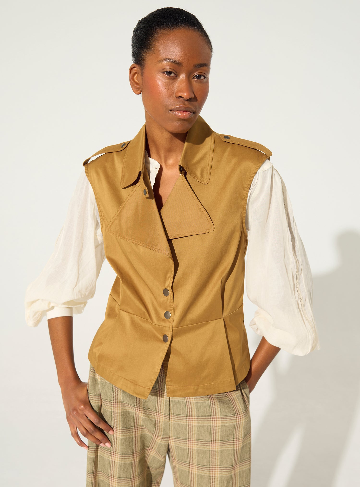 Chemise ajustée plissée en coton marron