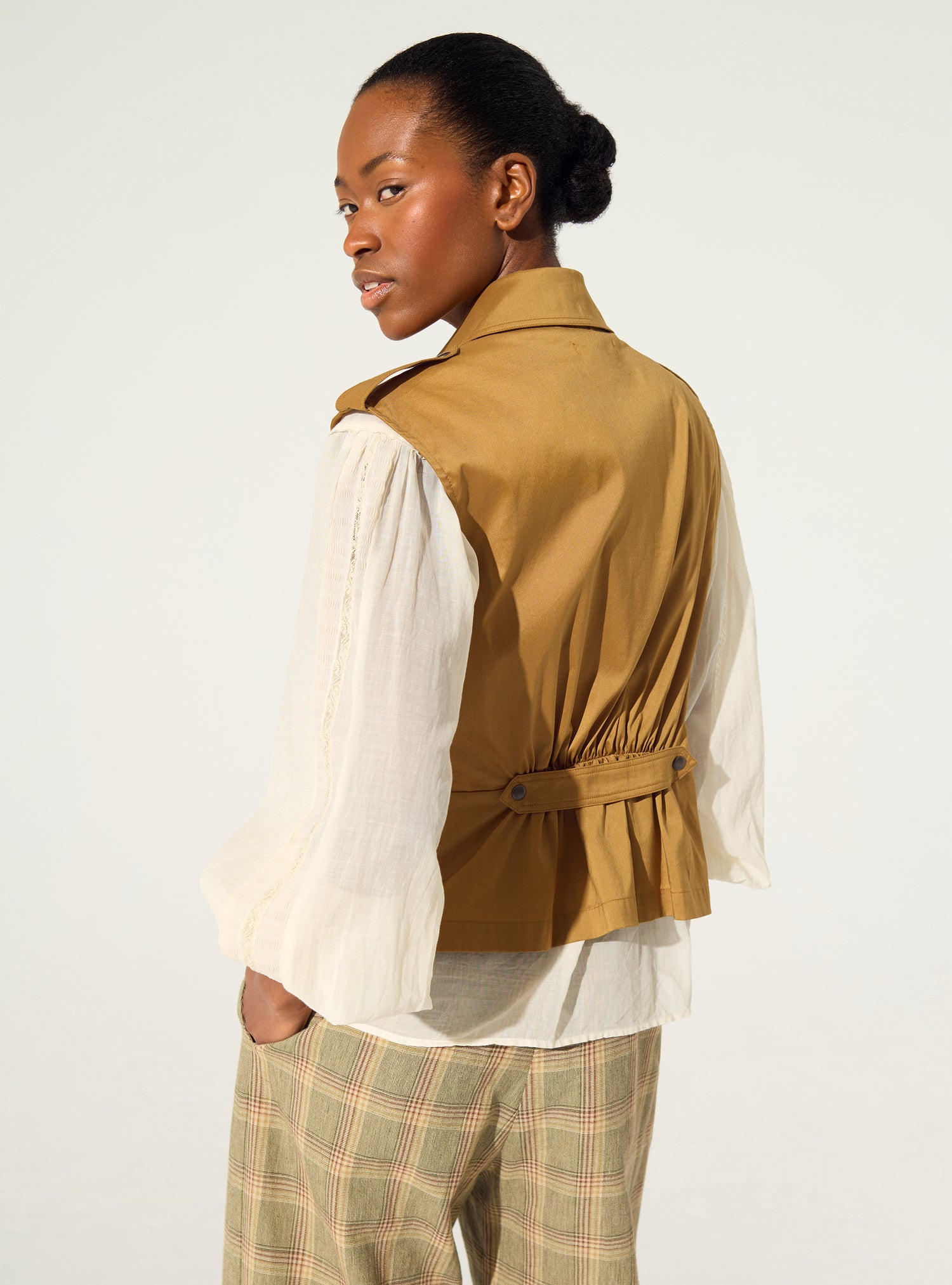 Chemise ajustée plissée en coton marron