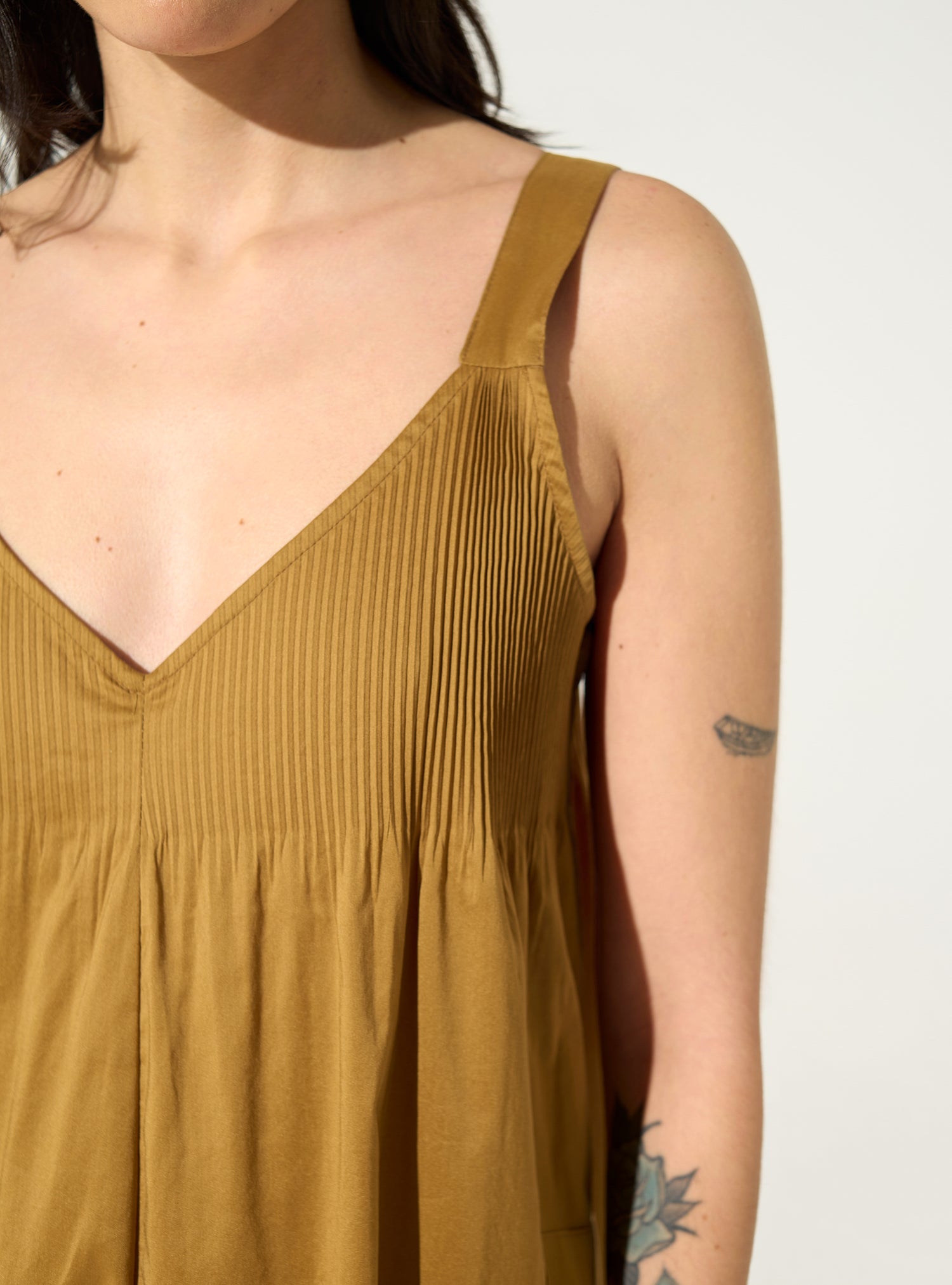 Loose-fitting pleated brown cotton dress