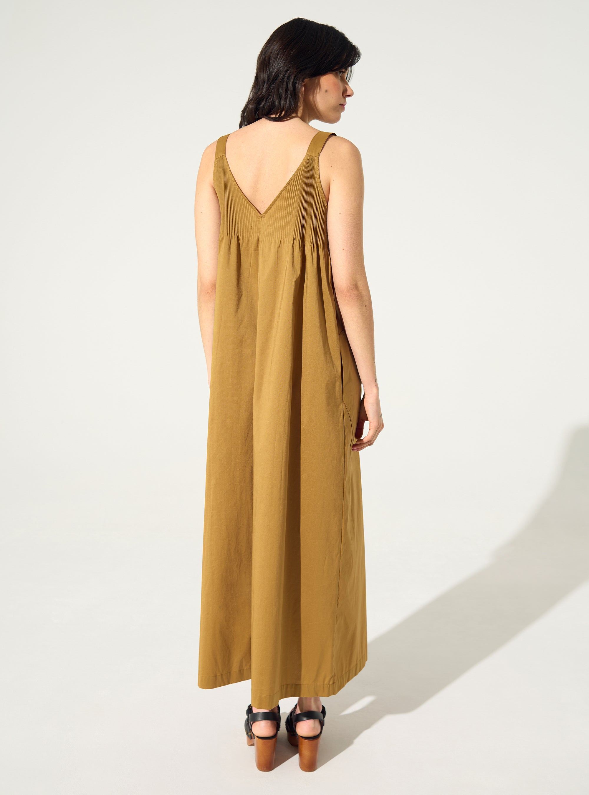 Loose-fitting pleated brown cotton dress