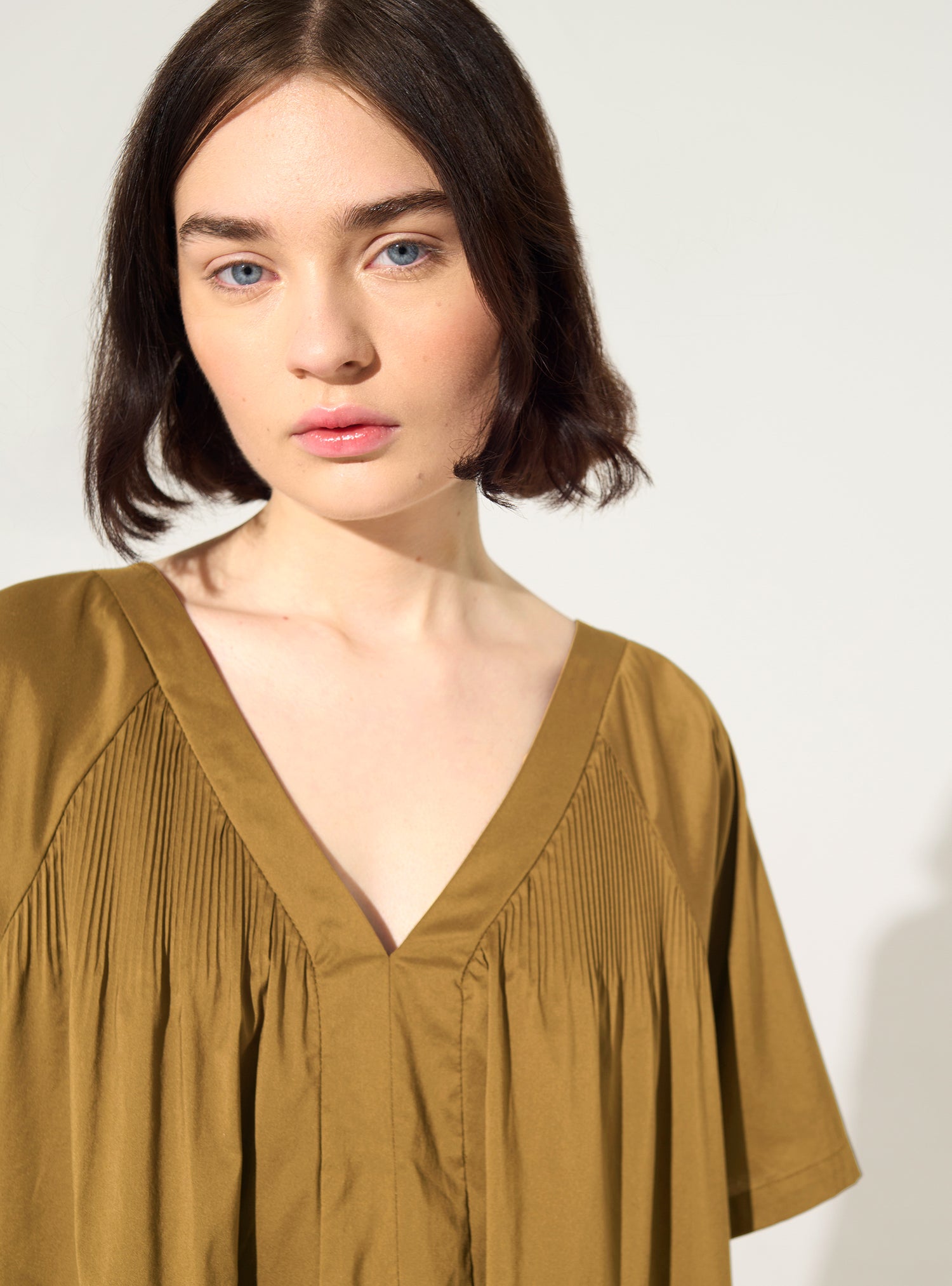 Loose-fitting pleated brown cotton dress