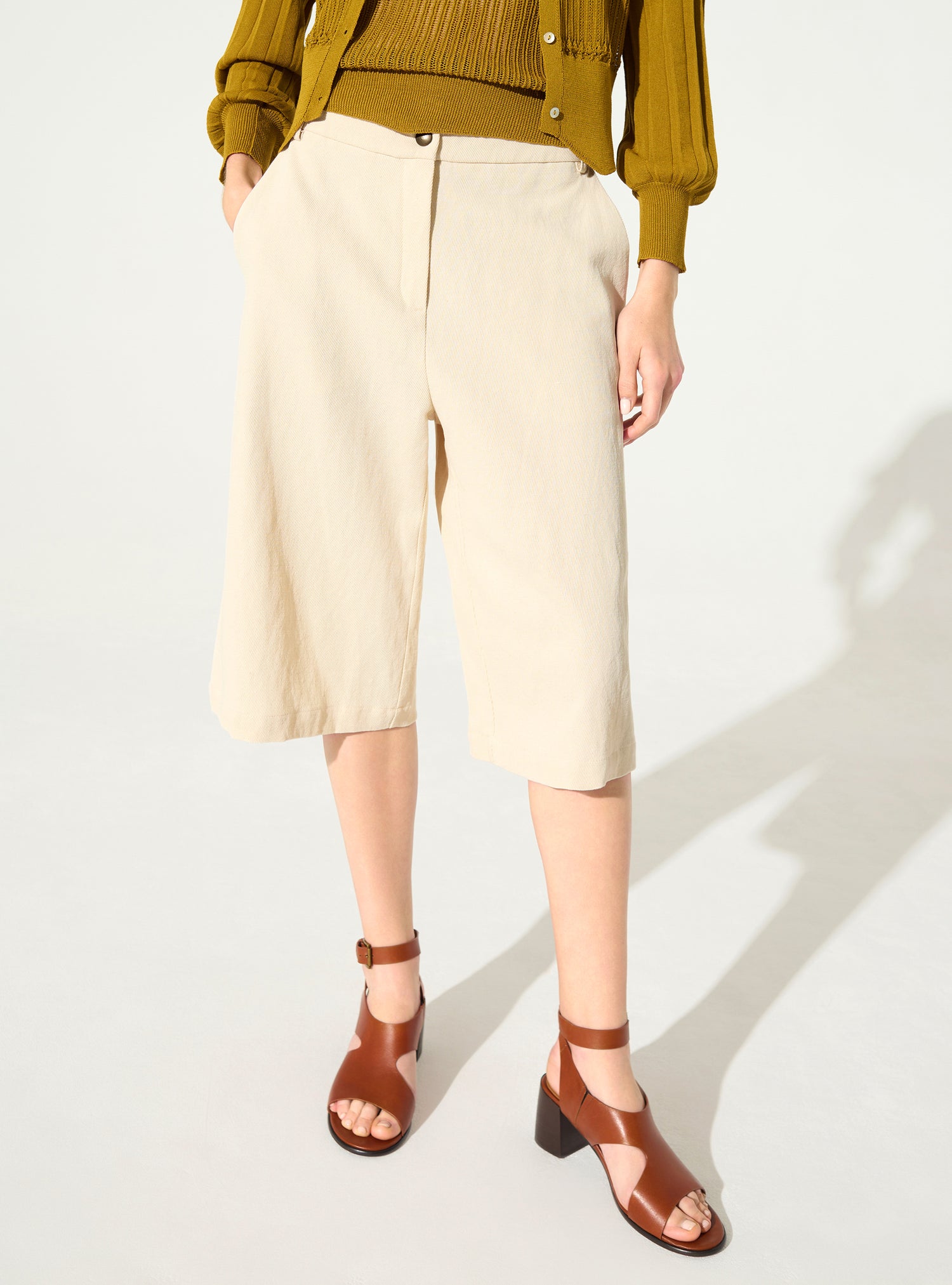 White cotton and linen Bermuda shorts