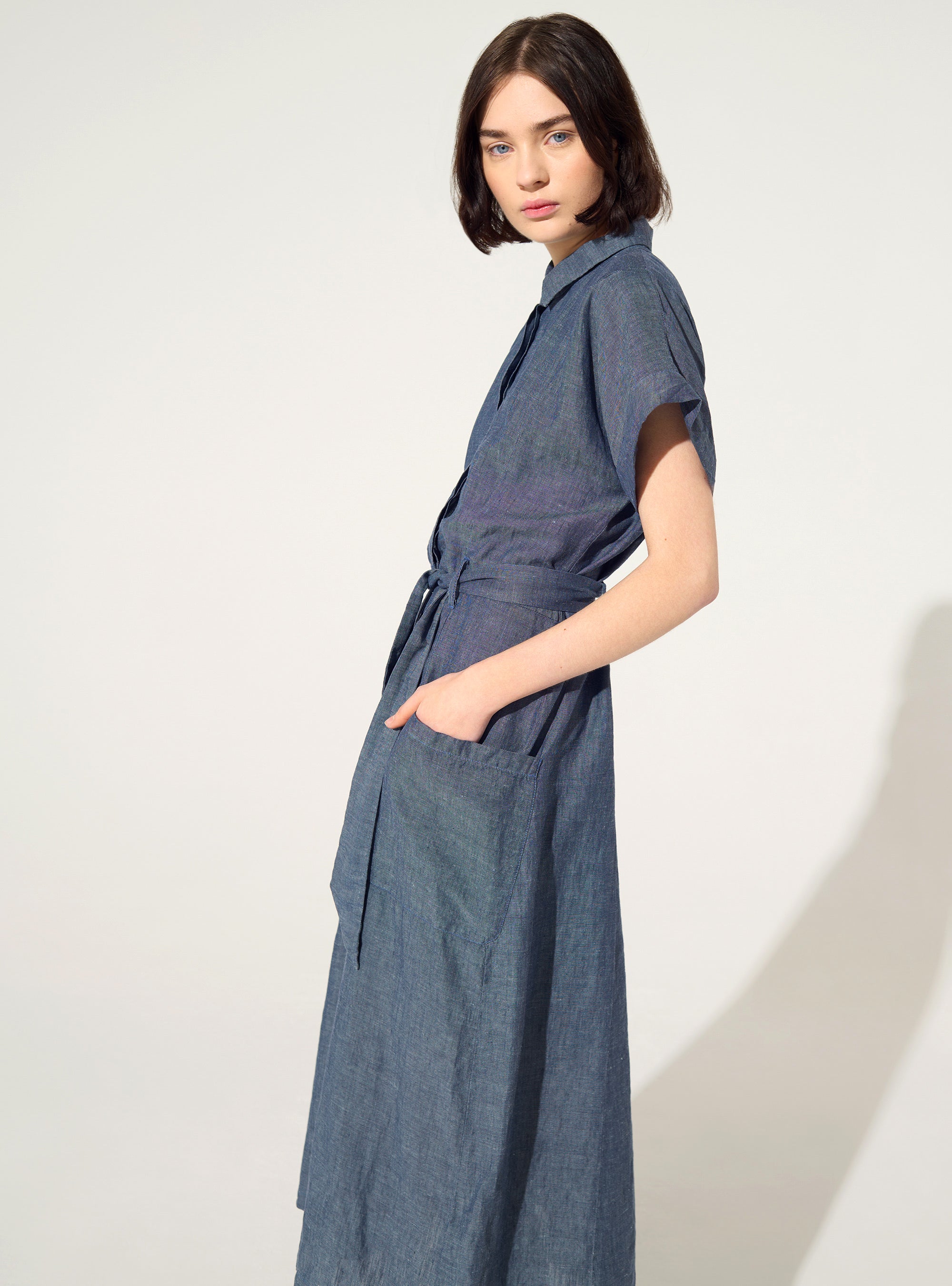 Loose-fitting blue linen and cotton dress