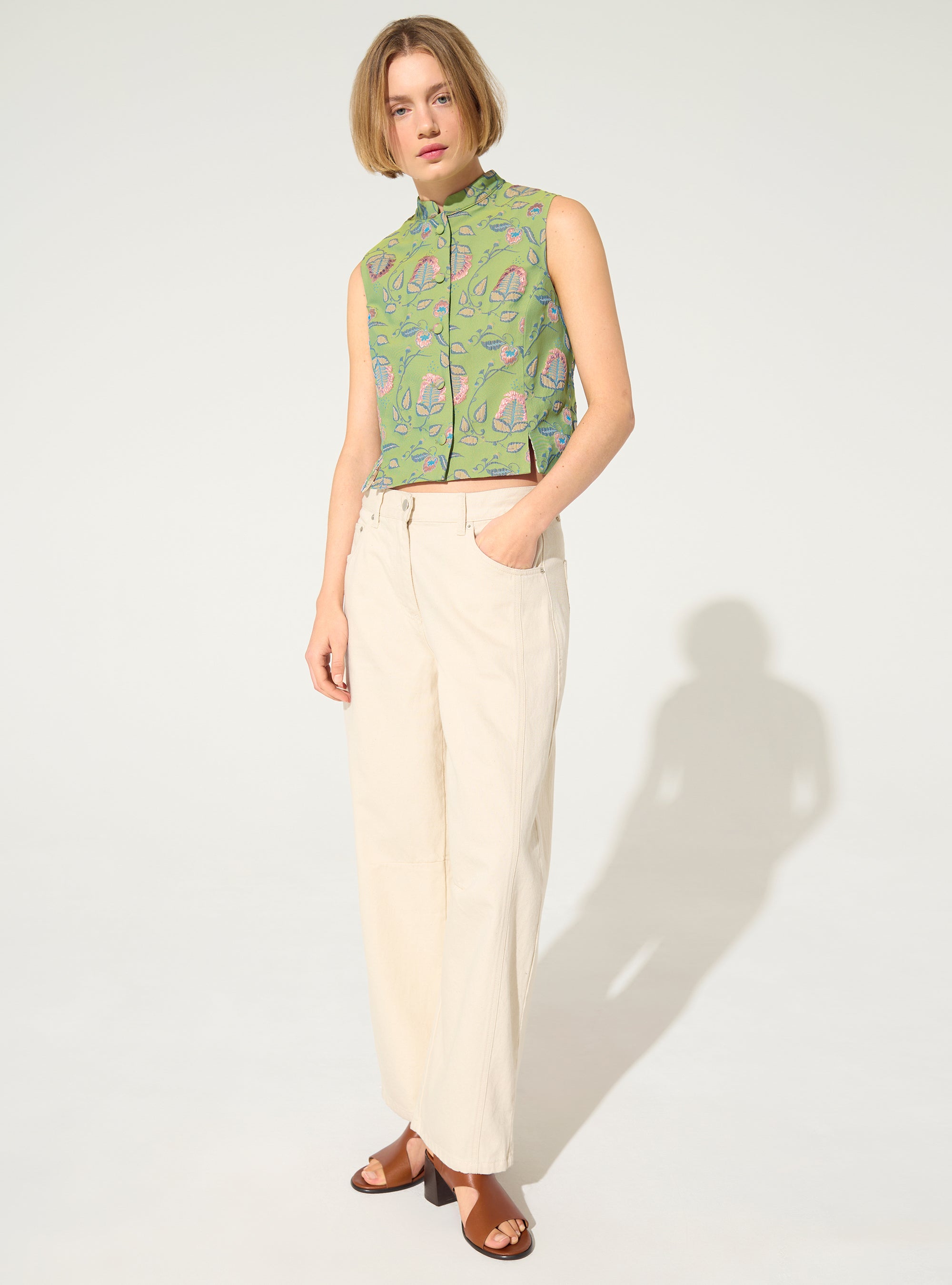 Figurbetonte Weste mit grünem Aufdruck