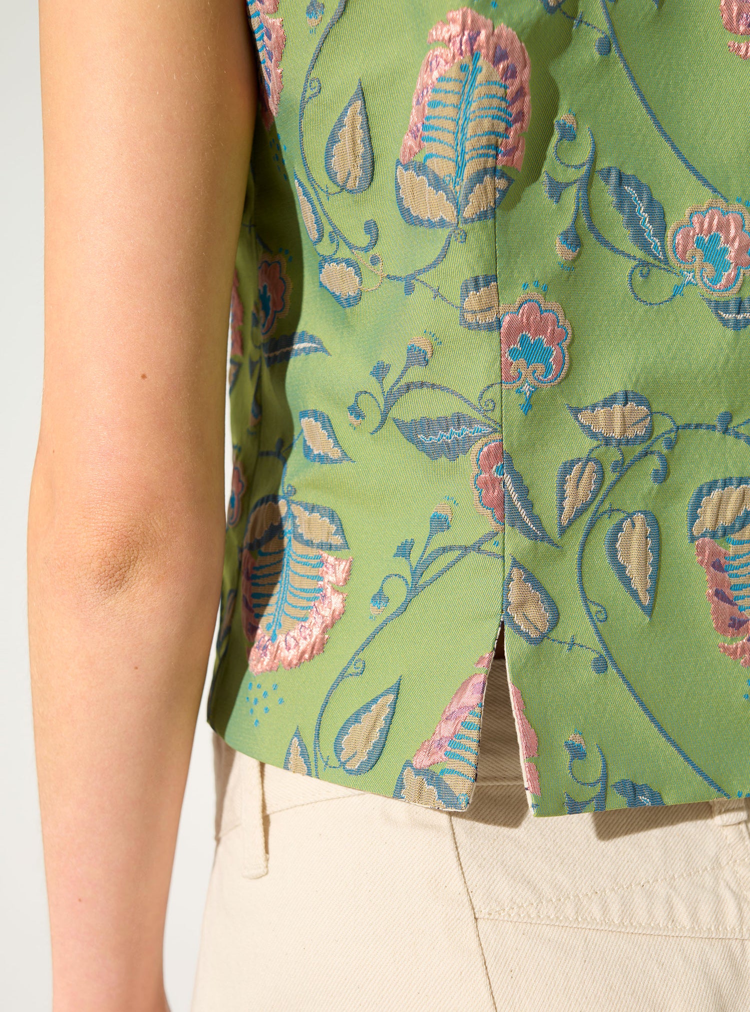 Figurbetonte Weste mit grünem Aufdruck