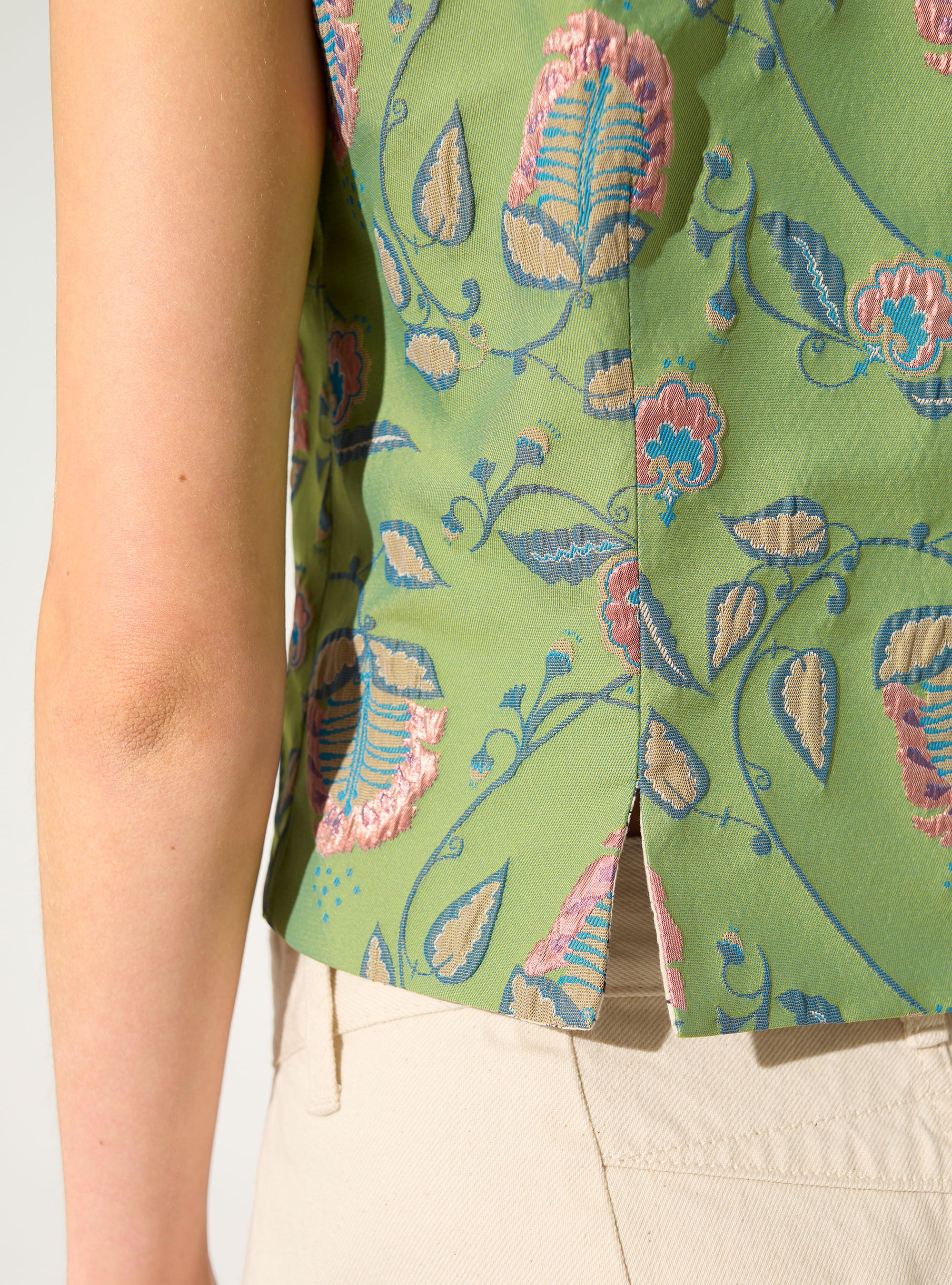 Figurbetonte Weste mit grünem Aufdruck